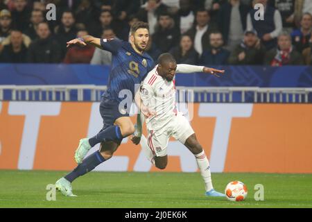 Karl TOKO EKAMBI de Lyon et Marko GRUJIC de Porto lors de l'UEFA Europa League, Round de 16, match de football de 2nd jambes entre l'Olympique Lyonnais (Lyon) et le FC Porto le 17 mars 2022 au stade Groupama de Decines-Charpieu près de Lyon, France - photo Romain Biard / Isports / DPPI Banque D'Images