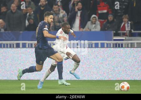 Karl TOKO EKAMBI de Lyon et Marko GRUJIC de Porto lors de l'UEFA Europa League, Round de 16, match de football de 2nd jambes entre l'Olympique Lyonnais (Lyon) et le FC Porto le 17 mars 2022 au stade Groupama de Decines-Charpieu près de Lyon, France - photo Romain Biard / Isports / DPPI Banque D'Images