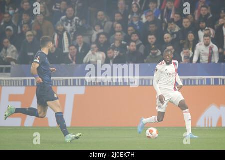 Karl TOKO EKAMBI de Lyon et Marko GRUJIC de Porto lors de l'UEFA Europa League, Round de 16, match de football de 2nd jambes entre l'Olympique Lyonnais (Lyon) et le FC Porto le 17 mars 2022 au stade Groupama de Decines-Charpieu près de Lyon, France - photo Romain Biard / Isports / DPPI Banque D'Images