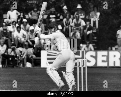 Derbyshire v Lancashire, Benson & Hedges Cup, 1980(Picture) David Lloyd, en chemin vers un autre record de la Benson and Hedges Cup, il a déjà tenu le record du partenariat de cricket de 3rd avec le skipper Frank Hayes, (1973) et maintenant avec Bernard Reidy a établi un record de 184 pour le stand de cricket de 4th. Lancashire a gagné par 33 courses. 17 mai 1980 Banque D'Images