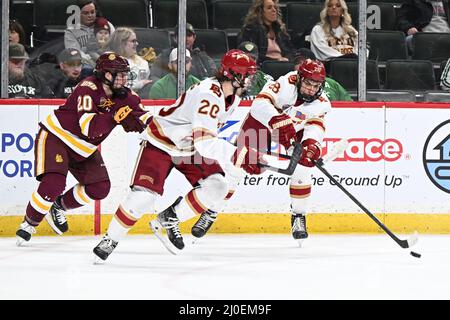 Minnesota, États-Unis. 18th mars 2022. Denver Pioneers Forward Brett Edwards (28) passe le palet lors de la demi-finale de la Conférence nationale de hockey Collegiate Frozen Faceoff jeu entre l'Université du Minnesota - Duluth Bulldogs et les pionniers de l'Université de Denver au Xcel Energy Center à St. Paul, MN, le vendredi 18 mars 2022. Duluth du Minnesota a gagné 2-0. Crédit : CAL Sport Media/Alay Live News Banque D'Images