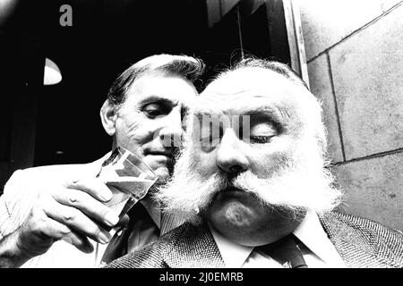 Le casting de Big Bad Mouse au Theatre Royal, Newcastle, le 10th juin 1980. Eric Sykes et Jimmy Edwards Banque D'Images