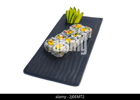 Roulé à sushis avec crevettes, mangue, concombre. Sushi de Californie. Banque D'Images