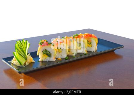 Roulé à sushis végétarien à la mangue, au concombre et au persil. Banque D'Images