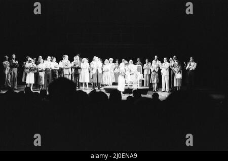 La photo montre les célébrations sur scène à David Essex (qui joue le Che) embrasse et présente Elaine Paige (qui joue Eva Peron) avec des fleurs à la fin de la première représentation nocturne d'Evita au Prince Edward Theatre à Londres... Evita est une comédie musicale avec de la musique d'Andrew Lloyd Webber et des paroles de Tim Rice. Il se concentre sur la vie du leader politique argentin Eva per¿, la deuxième femme du président argentin Juan per¿. L'histoire suit le début de la vie d'Évita, l'ascension au pouvoir, le travail de charité, et la mort éventuelle. Photo prise - 21st juin 1978 Banque D'Images