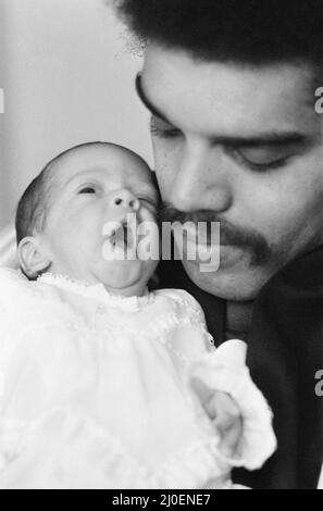 Bébé Louise Brown dans les bras sûrs de son père Colin Brown, au domicile de ses grands-parents maternels, Ray et Myra Balch, à Rutland Street, Grangetown, Cardiff, pays de Galles, Lundi 30th octobre 1978. Louise Ann Karen Brown est née après que sa mère, Karen Brown, est décédée dans un accident de la route de Cardiff il y a près de six semaines, a été libérée de l'hôpital universitaire du pays de Galles. Karen Brown est décédée dans un accident de vélo le 22nd septembre, Louise Brown est née par césarienne d'urgence à l'infirmerie royale de Cardiff peu après grâce à la pensée rapide de la jeune Dr Jane Steiner. Banque D'Images