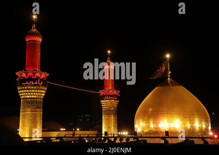 karbala, irak - 27 septembre 2021 : photo du sanctuaire de l'imam husien dans la ville de karbala dans le patrimoine de l'ilgrimage de Arbaʽeen Banque D'Images