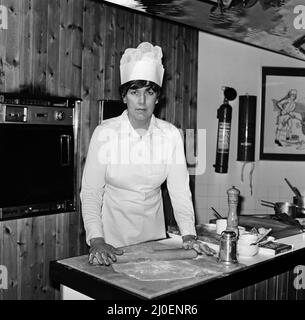 Prudence Leith (également connue sous le nom de Prue Leith) dans la cuisine, Quelques pastryRegardez le reste de cet ensemble avec Prue, accompagné de Caroline Waldergrave Prue et Caroline sont les auteurs d'un nouveau livre de cuisine - Leith's Cookery course Book 1 - et sont vus préparer ce soir l'arrivée de l'un de leurs cours de cuisine du soir à arrivée... Photo prise le 24th octobre 1979 Banque D'Images