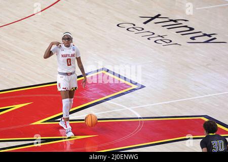 College Park, Maryland, États-Unis. 18th mars 2022. La garde du Maryland SHYANNE VENDEURS (0) dribbles comme Delaware garde BIJOUX SMALS (30) défend pendant la ronde d'ouverture du tournoi féminin NCAA entre le n° 13 Delaware et le n° 4 Maryland vendredi 18 mars 2022; Au Xfinity Center sur le campus de l'Université du Maryland à College Park, MD. Crédit : ZUMA Press, Inc./Alay Live News Banque D'Images