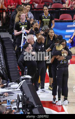 College Park, Maryland, États-Unis. 18th mars 2022. Le garde du Delaware JASMINE DICKEY (20) enfile l'entraîneur chef du Delaware NATASHA ADAIR après une perte ronde d'ouverture au Maryland no 4 vendredi 18 mars 2022; au Xfinity Center sur le campus de l'Université du Maryland à College Park, MD. Crédit : ZUMA Press, Inc./Alay Live News Banque D'Images