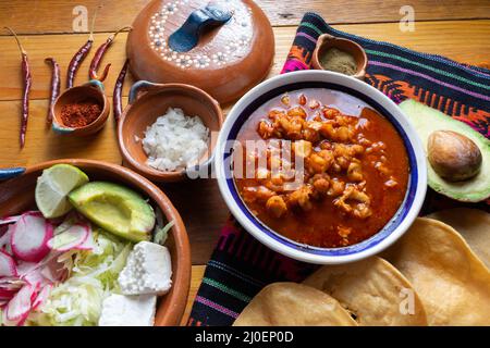 Soupe traditionnelle mexicaine de pozole rouge Banque D'Images