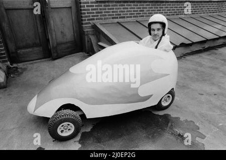 La photo montre les étudiants et les conférenciers au Garretts Green Technical College de Birmingham, photographiés avec leur voiture électronique électrique. Au travail sur la voiture Daryl Boardman (18) en premier plan vérifie les batteries de voitures, avec Michael Parry (18) dans le siège de conducteur, également dans la photo sont M. John West, conférencier au collage sur les cours de carrosserie de véhicule automobile et Paul Radcliffe, 18 ans. Photo prise le 15th août 1979. Banque D'Images