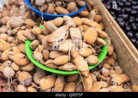 Panier avec tamarin entassé au marché de rue Banque D'Images