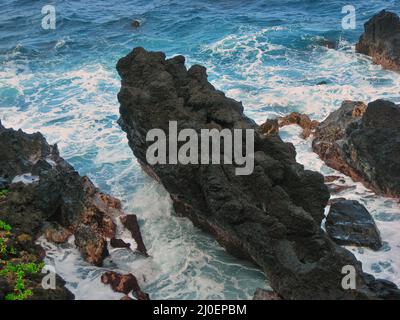 Vue à angle élevé des falaises de Lava au parc national de Waianapanapa à Hana, Hawaï, sur l'île de Maui Banque D'Images