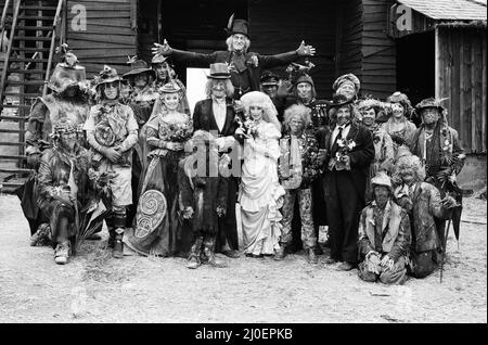 Le personnage de télévision Worzel Gummidge, qui est joué par Jon Pertwee, épouse son tante Sally, joué par una Stubbs, dans une grange à Braishfield, près de Romsey, Hants. Les invités au mariage étaient Barbara Windsor, Bill Maynard avec plusieurs escrocs. 3rd juillet 1979. Banque D'Images