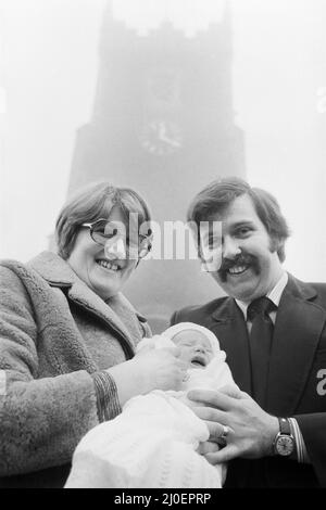 PC Graham Browne et son épouse Yvonne posent avec leur bébé de huit semaines Clive Brown après sa cérémonie de baptême à l'église Sandringham, Norfolk. Des membres de la famille royale, y compris la Reine, ont également assisté à la cérémonie durant les fêtes de Noël et du nouvel an. Par coïncidence, le baptême a eu lieu les mêmes jours que le service à la famille, ce qui a conduit onze membres de la famille royale à assister au baptême. 8th janvier 1978. Banque D'Images