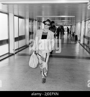 Elton John photographié arrivant à l'aéroport de Heathrow depuis Los Angeles. Il est arrivé à la maison pour regarder Watford jouer un match ce soir et reviendra à Los Angeles demain. Il a dit : « Je dois être fou pour voler de cette façon pour regarder un match qui va être fané ». 26th février 1980. Banque D'Images