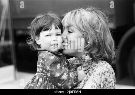 Esther Rantzen en photo avec sa fille Emily au Chelsea Flower Show. Emily a eu une Rose nommée d'après elle. 21st mai 1979. Banque D'Images