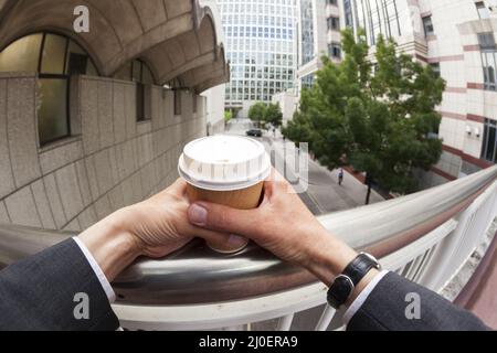 Businessman de boire une tasse de café Banque D'Images