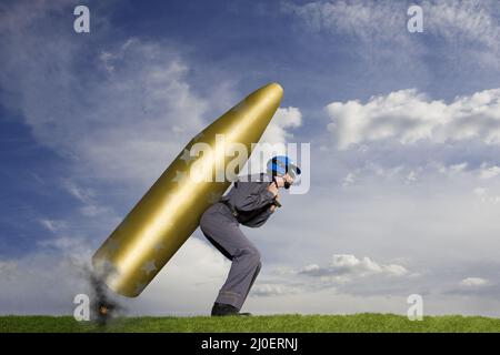 Cascadeur avec grande fusée attaché à son dos prêt pour le décollage Banque D'Images