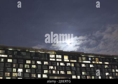 Un immeuble moderne la nuit Banque D'Images