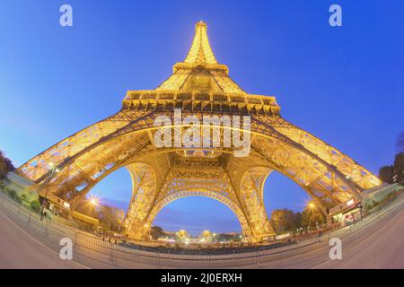 Vue imprenable sur la Tour Eiffel au crépuscule Banque D'Images