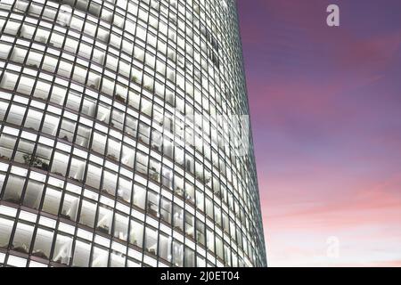 Bureau moderne de nuit, montrant l'activité quotidienne des employés de bureau. Banque D'Images