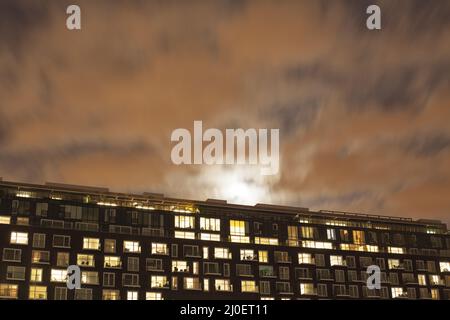 Un immeuble moderne la nuit Banque D'Images