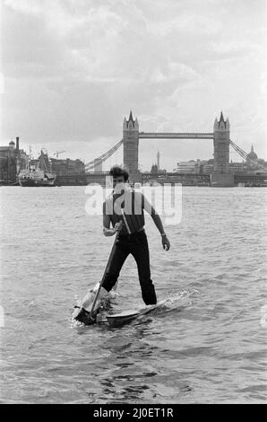 Sir Ranulph Fiennes, le chef de l'expédition transglobe, traverse la Tamise près du pont Tower, en utilisant Jesus Boots, une paire de flotteurs spécialement conçus pour l'expédition. 25th juin 1979. Banque D'Images