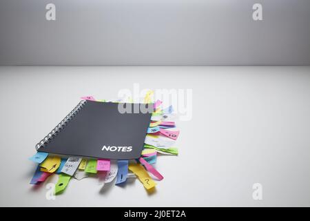 Un bloc-notes rempli de notes adhésives Banque D'Images