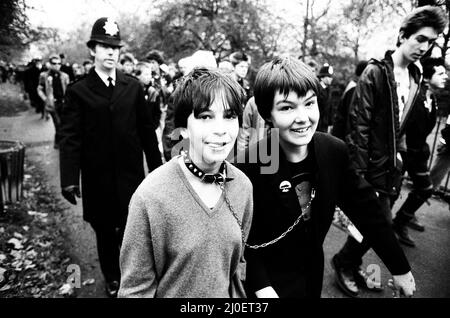 Les Punks à la station Sloane Square pour une marche de Hyde Park pour commémorer la mort de Sid Vicious. 2e février 1980. Banque D'Images