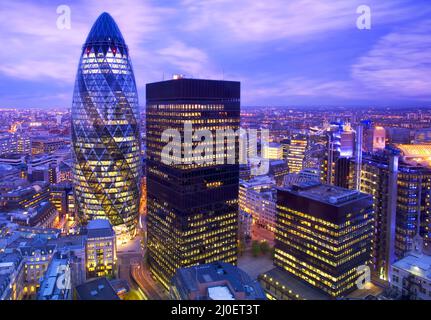 Vue imprenable sur le quartier financier de Londres au crépuscule. Londres, Angleterre. Banque D'Images