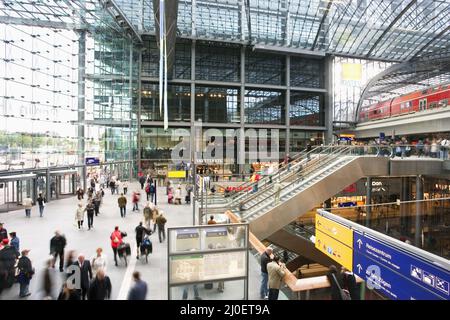 À l'intérieur de l'entrée principale de Berlin Hauptbahnhof, la gare principale de Berlin. Allemagne Banque D'Images