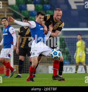 Windsor Park, Belfast, Irlande du Nord, Royaume-Uni. 08 févr. 2022. Danske Bank Premiership – Linfield 2 Larne 1. Stephen Fallon Linfield (bleu-20) Banque D'Images