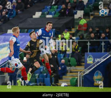 Windsor Park, Belfast, Irlande du Nord, Royaume-Uni. 08 févr. 2022. Danske Bank Premiership – Linfield 2 Larne 1. Stephen Fallon Linfield (bleu-20) Banque D'Images