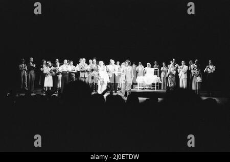 La photo montre les célébrations sur scène à David Essex (qui joue le Che) présente Elaine Paige (qui joue Eva Peron) avec des fleurs à la fin de la première représentation nocturne d'Evita au Prince Edward Theatre à Londres... Evita est une comédie musicale avec de la musique d'Andrew Lloyd Webber et des paroles de Tim Rice. Il se concentre sur la vie du leader politique argentin Eva per¿, la deuxième femme du président argentin Juan per¿. L'histoire suit le début de la vie d'Évita, l'ascension au pouvoir, le travail de charité, et la mort éventuelle. Photo prise - 21st juin 1978 Banque D'Images