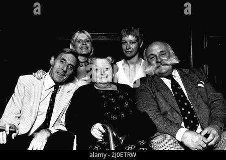 Le casting de Big Bad Mouse au Theatre Royal, Newcastle, le 10th juin 1980. Eric Sykes et Jimmy Edwards avec certains acteurs Banque D'Images