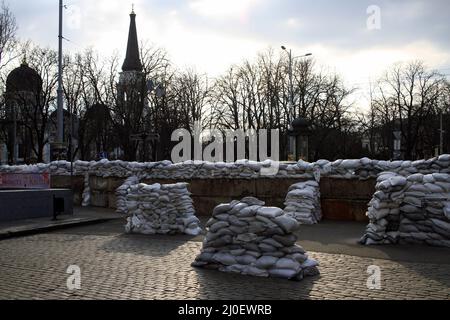 Odessa, Ukraine. 18th mars 2022. Barricades faites de sacs de sable vus de la rue Deribasovskaya à la place de la Cathédrale en arrière-plan, la cathédrale Spaso-Preobrazhensky. Rues d'Odessa, Ukraine pendant la guerre russo-ukrainienne. Crédit : SOPA Images Limited/Alamy Live News Banque D'Images