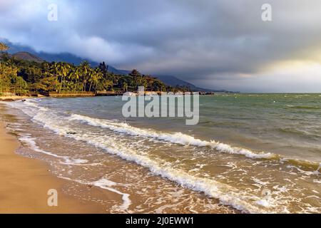 Plage déserte et paradisiaque sur l'île d'Ilhabela Banque D'Images