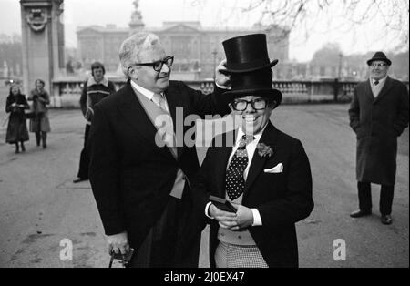 Les deux Ronnies (Ronnie Barker et Ronnie Corbett), après avoir reçu leurs décorations de la Reine au Palais de Buckingham. 7th février 1978. Banque D'Images