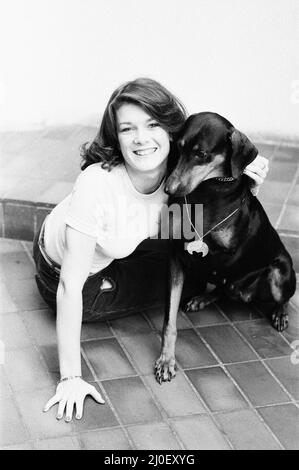 Killer's Moon, photo-appel pour promouvoir le nouveau film, Londres, 15th novembre 1978. En photo, l'actrice en film, Lisa Vanderpump, âgée de 17 ans, avec doberman pinscher et la star du film, Hannah, qui est également un véritable chien de héros de la vie. Hannah a perdu une jambe lorsqu'elle a tiré alors qu'elle défendait son propriétaire lors d'un vol à main armée de 1974. Synopsis du film, quatre malades mentaux - qui, en raison d'expériences non autorisées, croient vivre dans un rêve et ont éliminé tous les impératifs moraux - s'évadent et trouvent leur chemin vers la charge de bus la plus proche des écoliers bloqués. Banque D'Images