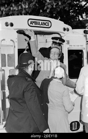 Le dernier jour du siège de l'ambassade d'Iran à Londres, où six hommes armés du groupe extrémiste iranien « mouvement révolutionnaire démocratique pour la libération de l'Arabistan » ont pris d'assaut le bâtiment, prenant 26 otages avant que les SAS ne reprenne l'ambassade et libèrent les otages. Le technicien de la BBC, SIM Harris, l'un des otages, s'est libéré de l'ambulance à son arrivée à l'hôpital après la fin du siège. 5th mai 1980. Banque D'Images