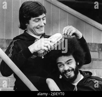 John Richards Wolverhampton joueur de football Wanderers (à gauche) s'assure que le coéquipier George Berry (à droite) regarde la partie pour les tonights League Cup demi-finale 2nd jambe contre Swindon Town à Molineux Febôary 1980.'brossage pour la coupe' score final: Loups 3-1 Swindon Wolves gagne sur l'agrégat 4-3 Banque D'Images