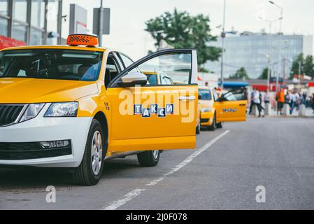 MOSCOU, RUSSIE - 17 MAI 2018 : vue d'un morceau de la place de la gare de Kursky avec des rangées de taxis jaunes Banque D'Images