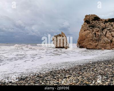 Des vagues venteuses. Rocher d'Aphrodite Paphos Chypre Banque D'Images