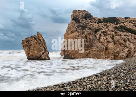 Des vagues venteuses. Rocher d'Aphrodite Paphos Chypre Banque D'Images