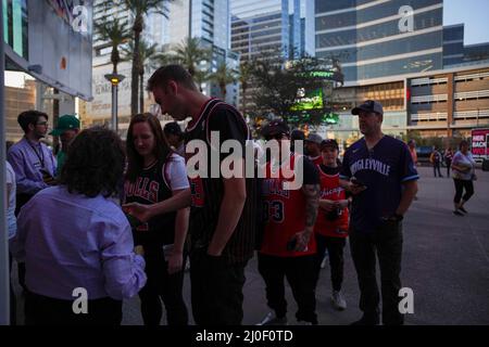 Phoenix, États-Unis. 18th mars 2022. Fans hors du centre Footprint pendant le match de la National Basketball Association entre les Chicago Bulls et les Phoenix Suns au centre Footprint de Phoenix, Arizona. Edwin Rodriguez/SPP crédit: SPP Sport presse photo. /Alamy Live News Banque D'Images