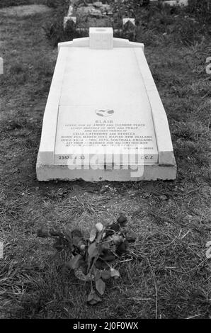 Blair Peach, mort dans le Southall, Londres occidentale, manifestations contre le Front national le 23rd 1979 avril, par un coup porté à la tête. La photo montre sa pierre tombale au cimetière de l'est de Londres et son inscription émouvante de crématorium dit. 'Blair , fils bien-aimé de Janet et Clément Peach. J'ai adoré le frère de Roy et de Philip. Et l'ami bien-aimé de Celia Catherine et Rebecca . Né le 25 mars 1946 Napier Nouvelle-Zélande ? Mort le 23 avril 1979 Southall Angleterre Laissez-les se souvenir de tout le temps de cet homme comme leur frère et comme leur ami William Morris. Photo prise le 3rd juin 1980 Banque D'Images