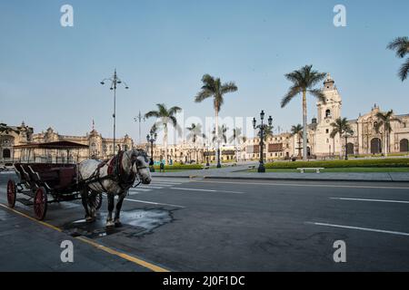 Chariot traditionnel tiré par des chevaux sur la Plaza Mayor ou la place principale de Lima. Banque D'Images