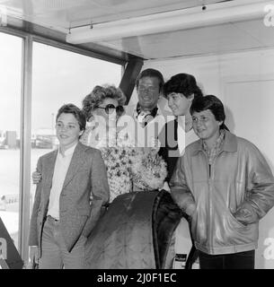 Roger Moore avec sa femme Luisa et sa famille, sa fille Deborah (16), son fils Geoffrey (14) et Sacha Newley (14, à gauche de la photo). Ils sont tous arrivés de Nice où ils sont en vacances. Roger est ici pour promouvoir son dernier film "North Sea Hijack". 8th avril 1980. Banque D'Images